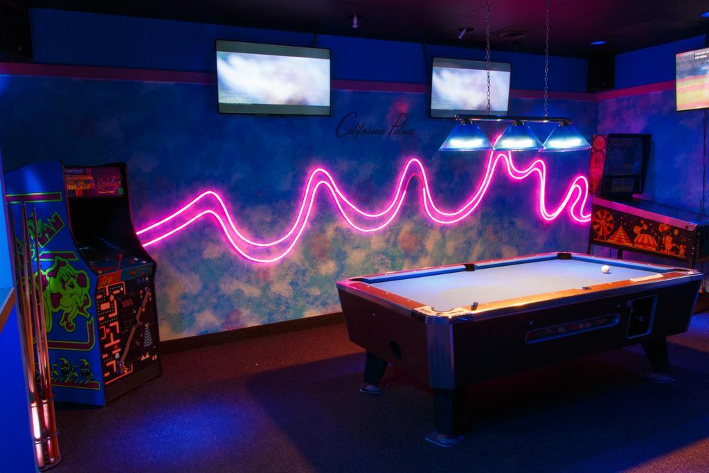 California Palms Hotel And Suites Austintown Екстериор снимка