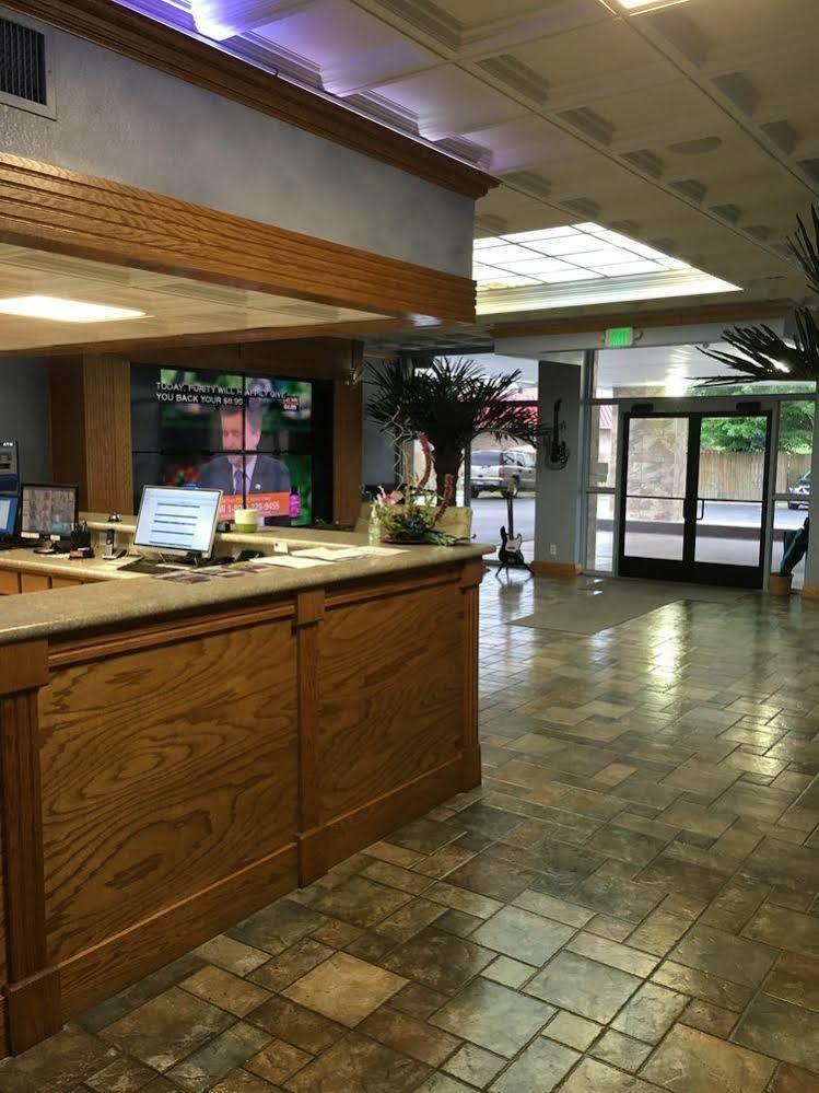 California Palms Hotel And Suites Austintown Екстериор снимка