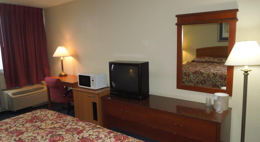California Palms Hotel And Suites Austintown Екстериор снимка